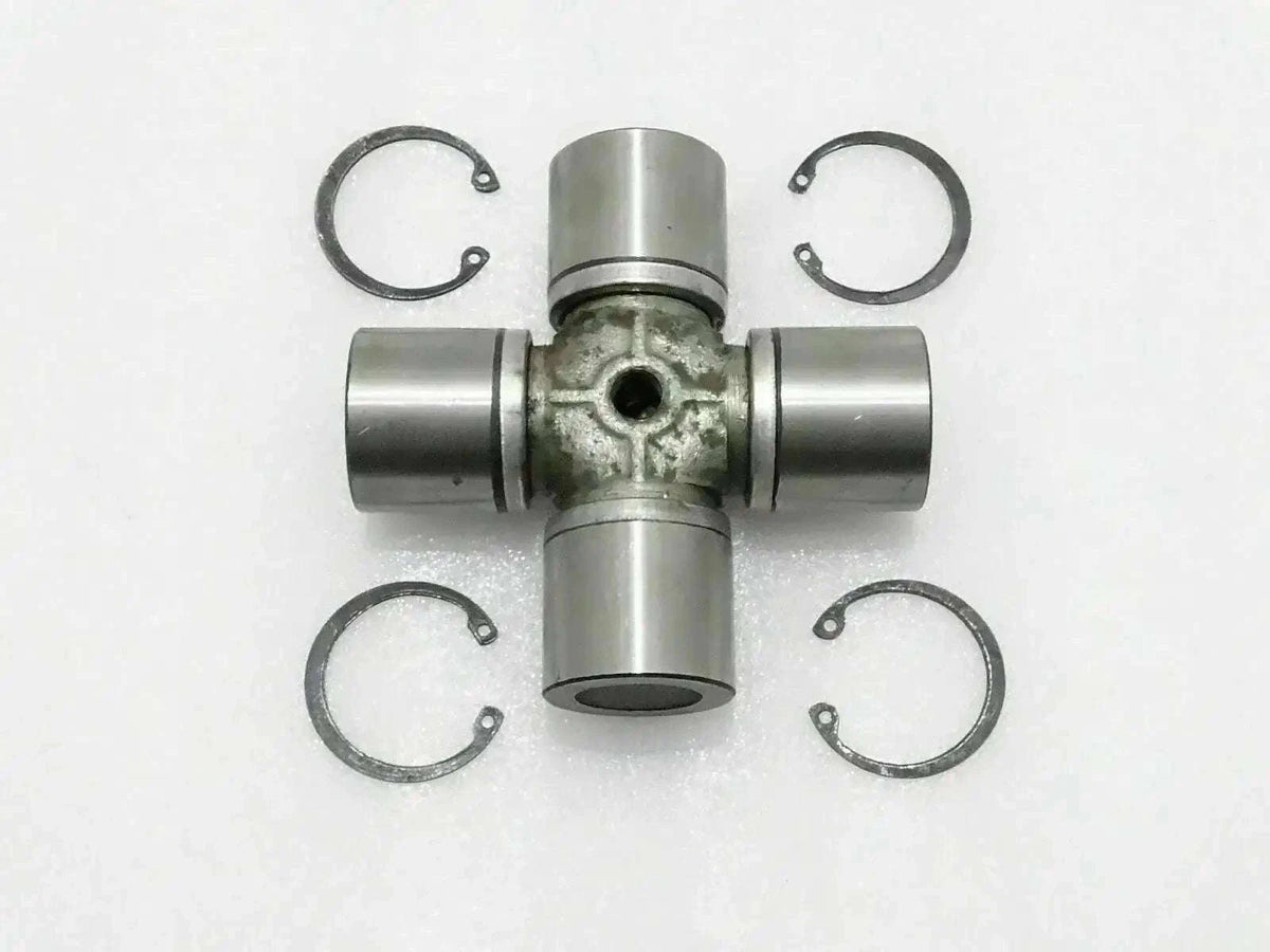 Universal joint propshaft bearing assembly with circlips and cross yoke