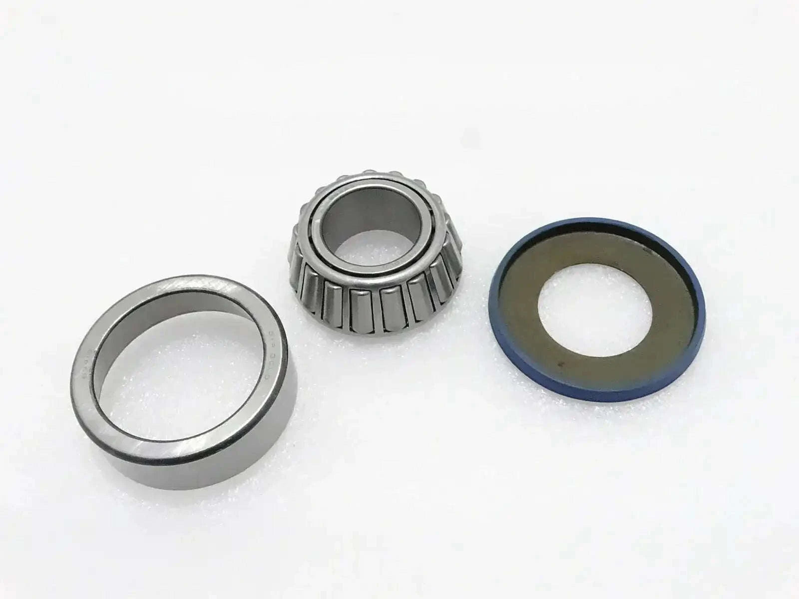 Steering knuckle bearing and seal set with metal bearing rings and seal