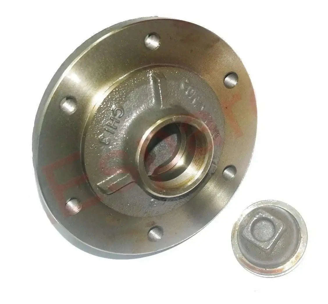 Front wheel hub with cap for Massey Ferguson models, ensuring durability and performance.