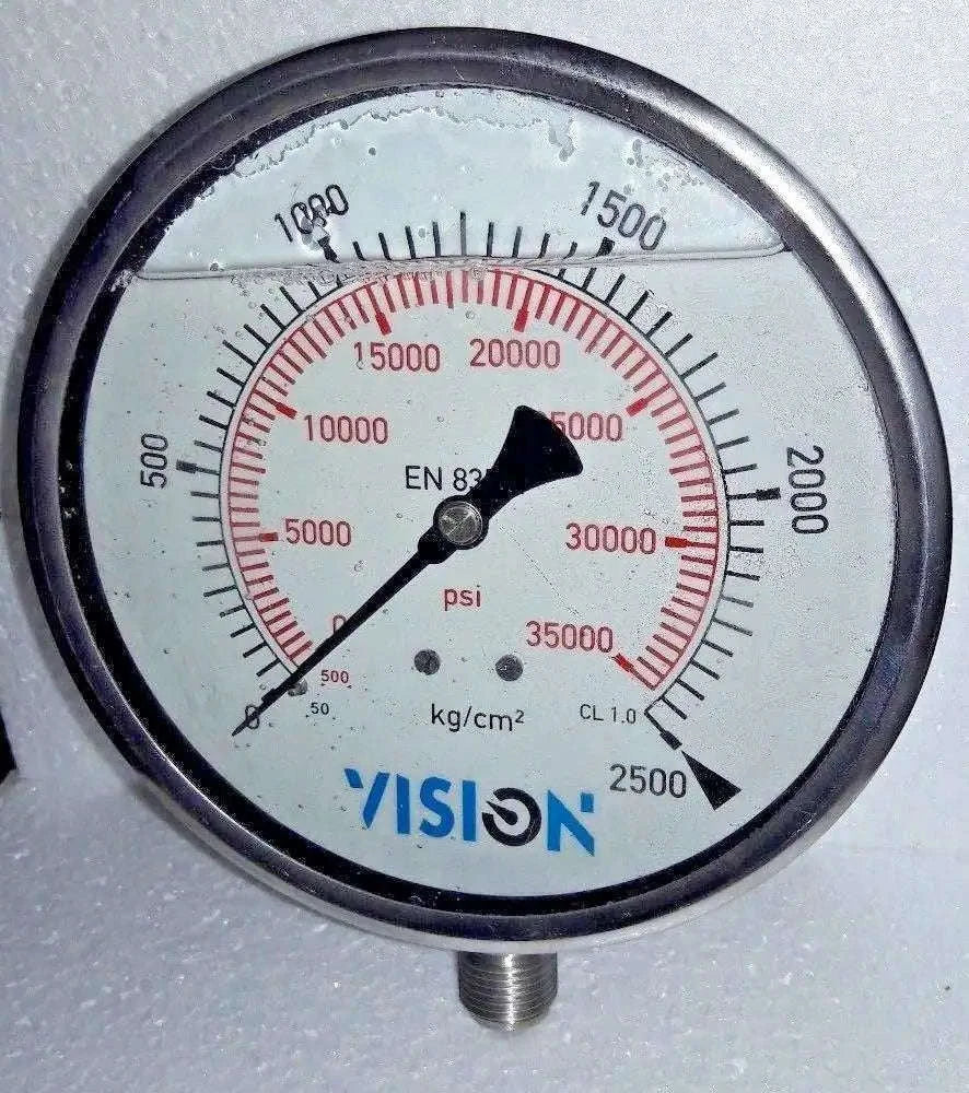 Dual-scale stainless pressure gauge with PSI and bar scale, round dial face
