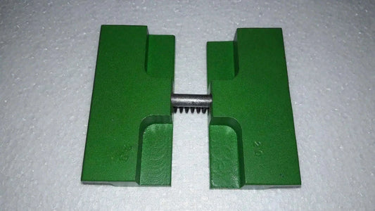 Green vise adapter for holding common rail injector ends in a clamp